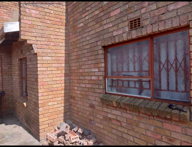 2 BEDROOM HOUSE FOR SALE IN TSAKANE